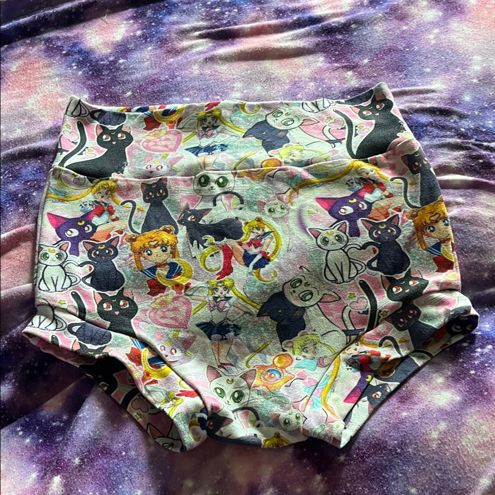 B48 Small Shop Bummies— Sailor Moon Print, 3T VGUC